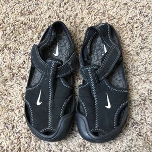 nike sandals closed toe